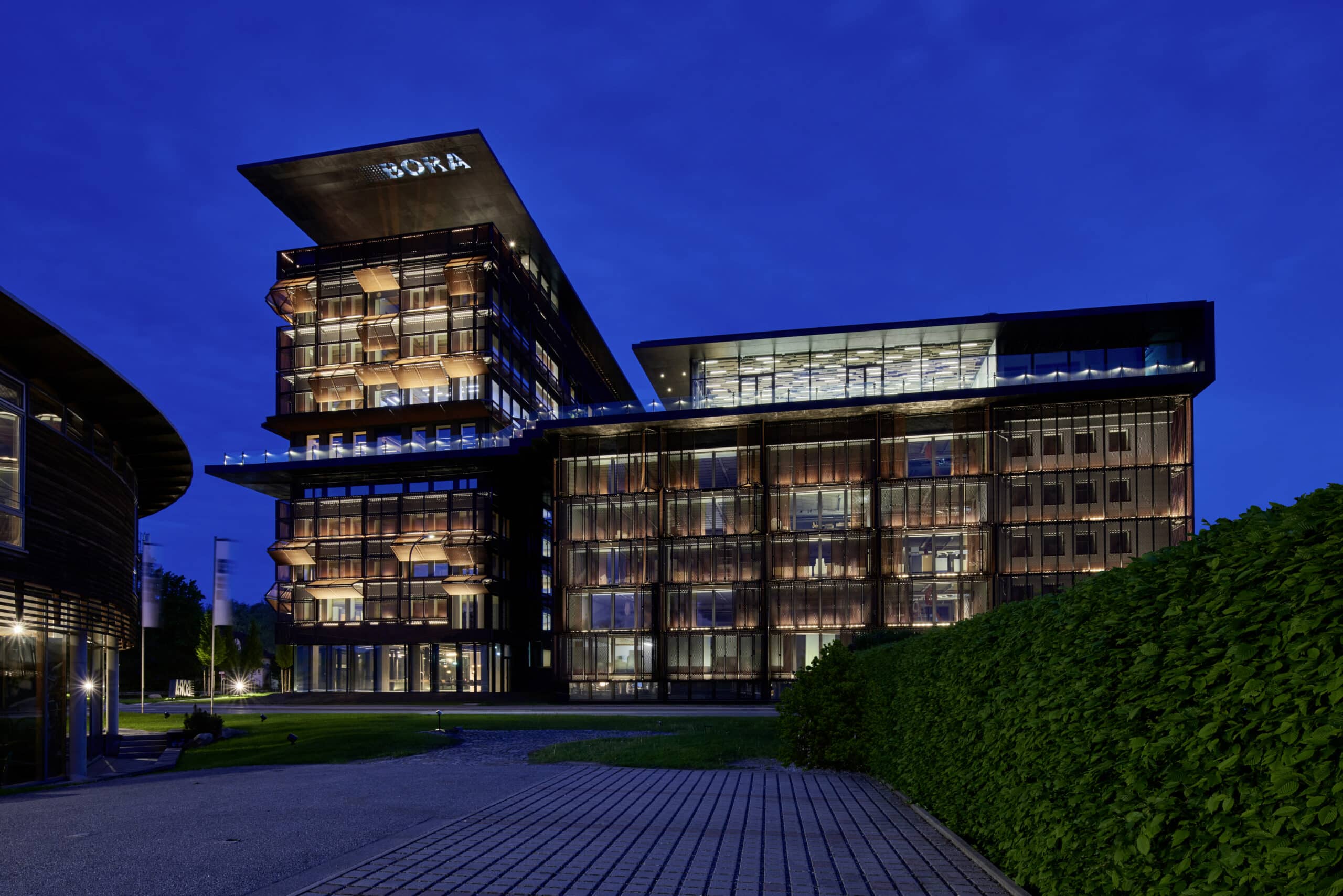 BORA Raubling Bora Raubling Gebäude bei Nacht mit schöner Beleuchtung